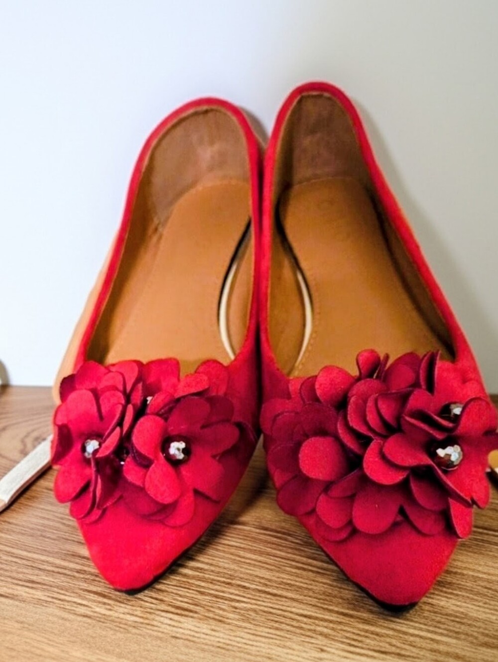 New "Olio" Brand Floral Pointed-Toe Flats -Red
